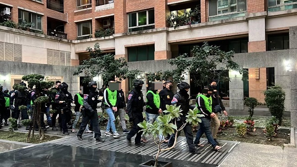 詐騙機房隱身大樓　東港警從天而降攻堅逮11嫌犯6